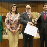 Ing. Volpe recibe Medalla Cabildo por sus aportes a la ciencia paraguaya