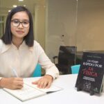 Kirara Takaoka, autora del libro "Un viaje rápido por la física"