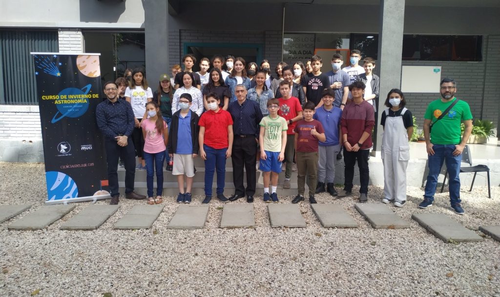 El grupo de adolescentes del curso de astronomía en Asunción (Foto: Ciencia del Sur).