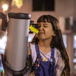 Organizan seminario científico y observación astronómica en Ciudad del Este las y los futuros astrónomos observando el cielo