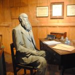 Figura del sabio en su estudio en Puerto Bertoni