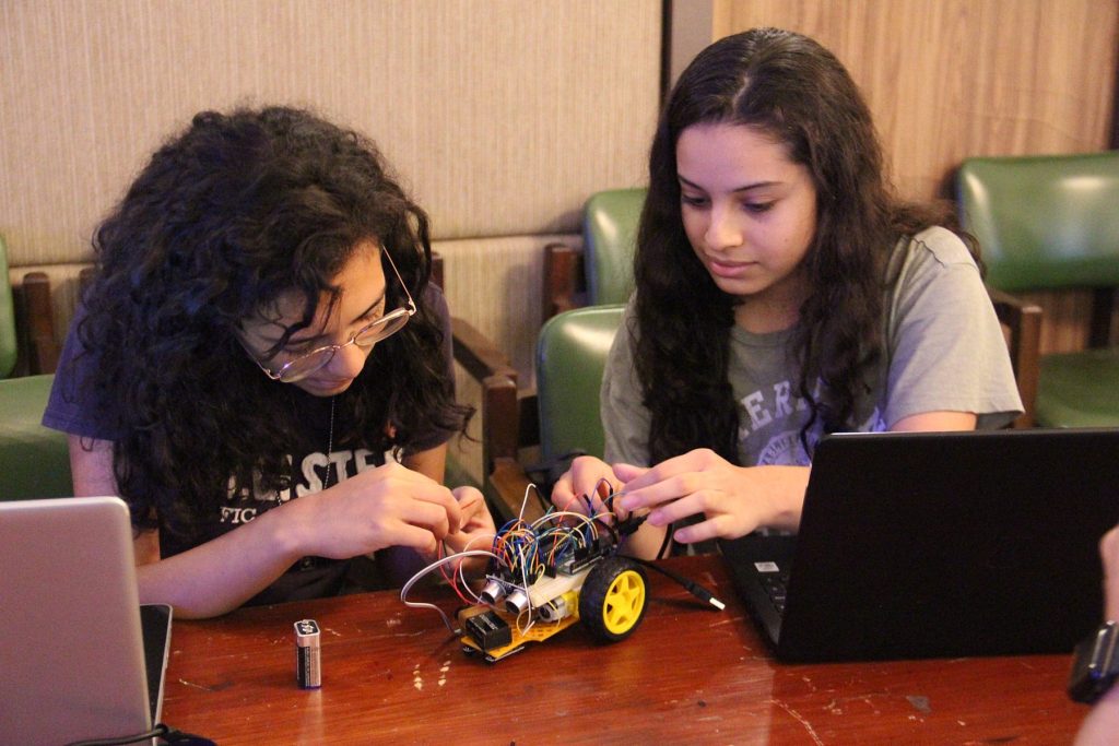 Dos participantes de Girls in science en un taller de robótica