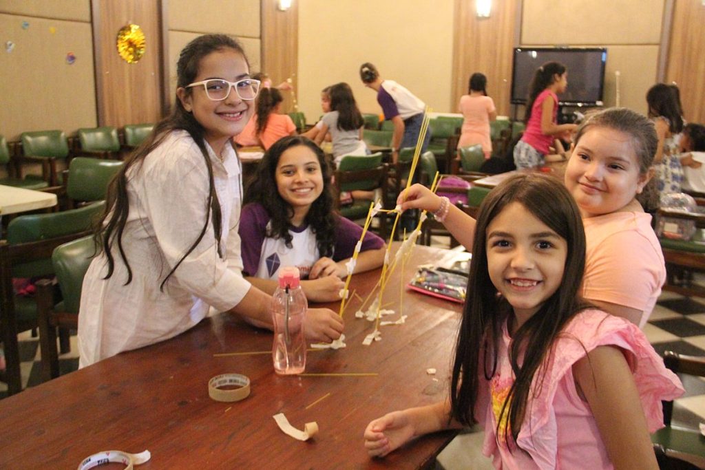 Las niñas científicas aprenden conceptos básicos con experimentos y juegos (Foto: Élida Moreno).