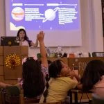Las niñas también quieren ser científicas niñas científicas en el Benjamin Franklin Science Corner