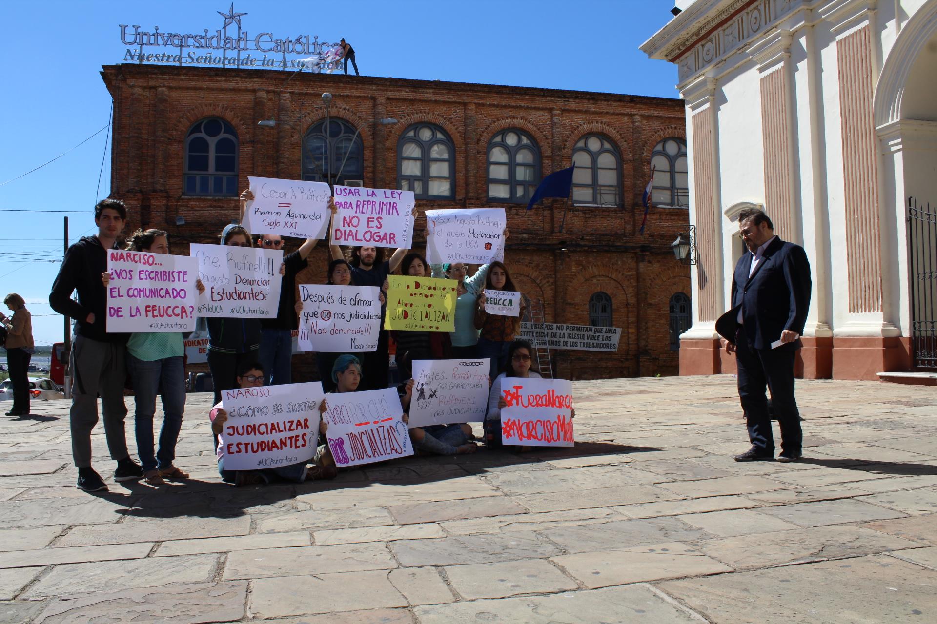 manifestación de estudiantes en la esplanada de la catedral de Asunción, a una cuadra de la Facultad de Filosofía de la UCA