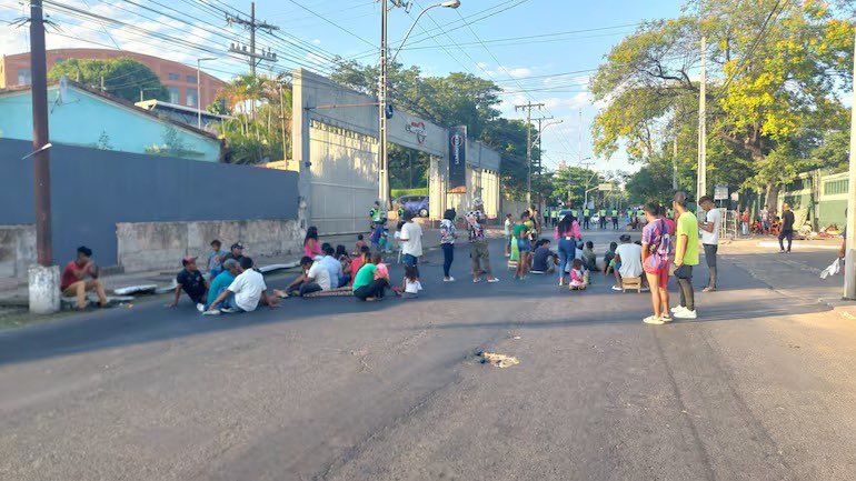 Manifestantes de pueblos indígenas cierran la avenida Artigas en Asunción en enero de 2025