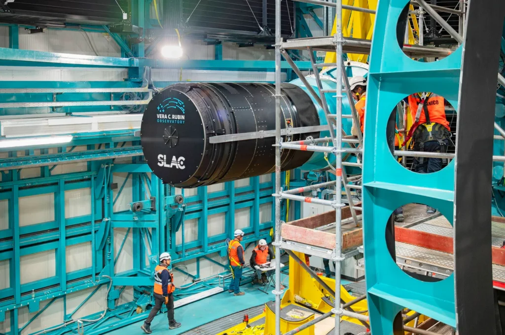 El equipo del Observatorio Vera C. Rubin de NSF–DOE instalando la Cámara LSST en el Telescopio de Investigación Simonyi en marzo de 2024