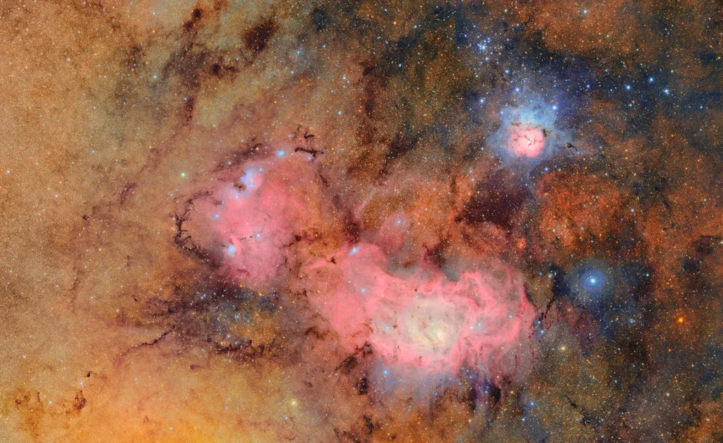 Esta imagen combina 678 imágenes separadas tomadas por el Observatorio Vera C. Rubin de NSF-DOE en poco más de siete horas de observación. La combinación de muchas imágenes de este modo revela claramente detalles que de otro modo serían tenues o invisibles, como las nubes de gas y polvo que componen la nebulosa Trífida (arriba) y la nebulosa Laguna, que se encuentran a varios miles de años luz de la Tierra