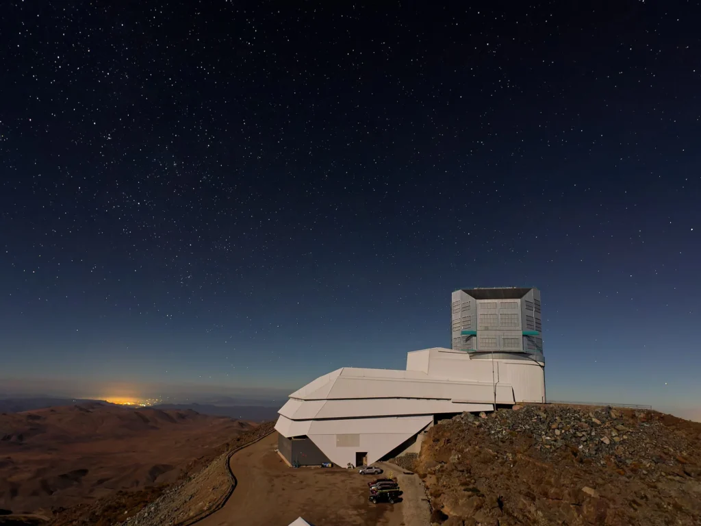 El cielo nocturno deslumbra sobre el Observatorio Rubin en esta imagen. A partir de finales de 2025, el Estudio del Legado del Espacio y el Tiempo (LSST) del Observatorio Rubin, de una década de duración, generará un registro time-lapse ultrapanorámico y de ultraalta definición del Universo.