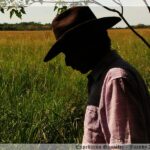 Foto de un campesino en el claroscuro paraguayo