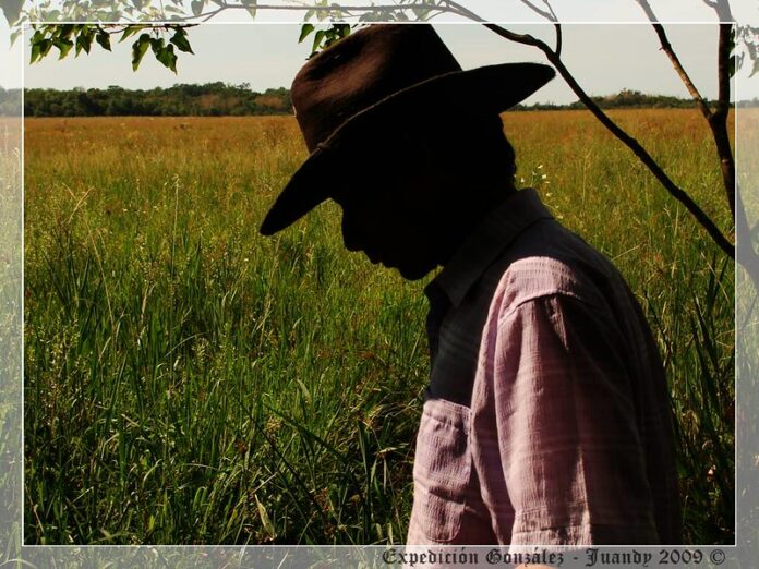Foto de un campesino en el claroscuro paraguayo