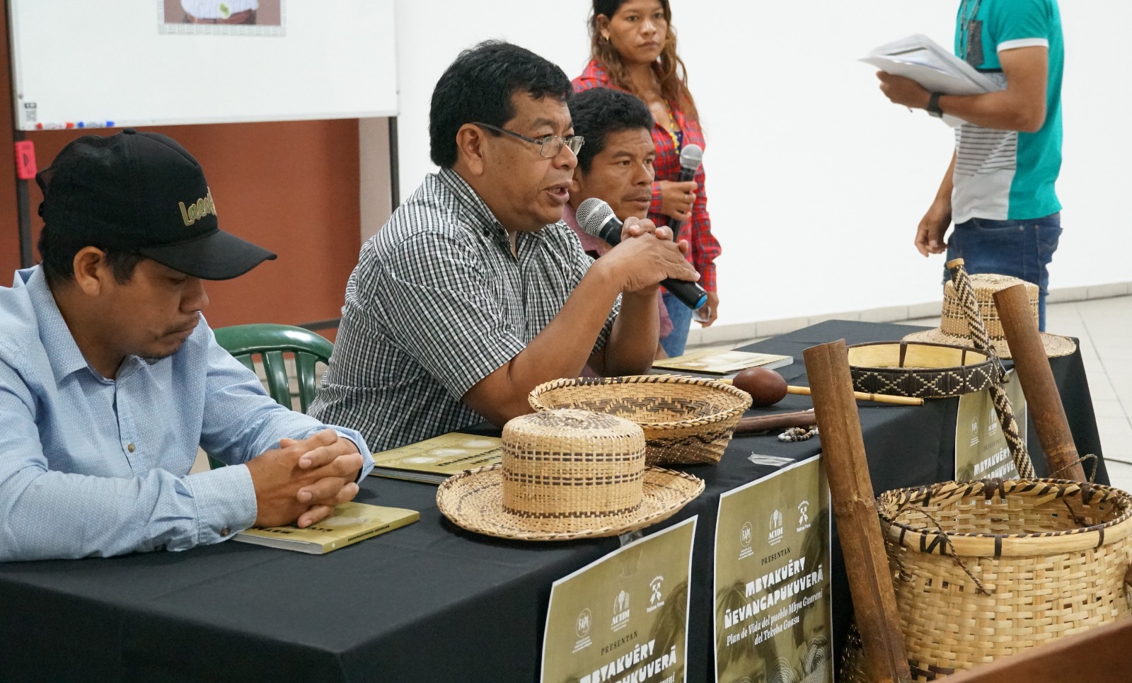 Presentación del Plan de Vida del pueblo Mbya Guaraní en Asunción, quinta Ycua Sati, 2024. Alberto Vázquez(Centro) comunidad Pykasui (Tekoha Guasu, Itapúa); a su lado (izquierda, con gorro) Jorgelino Villalba, de la comunidad Ypeti (distrito de Avai, Caazapá) y presidente de la Asociación Tekoa Yma; y Felipe Ramírez (al lado hacia la derecha), de la comunidad Y'aka Marangatu, distrito Carlos Antonio López (Itapúa) y presidente de la Asociación de Comunidades Indígenas de Itapúa (ACIDI). Foto: Cortesía de la Federación por la Autodeterminación de los Pueblos Indígenas.