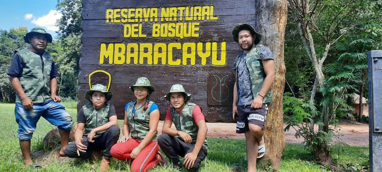 En el aniversario del fallecimiento de Bruno Chevugi, Benito fue a visitar el sendero que lleva el nombre de su padre con sus hermanos, primos y amigos. Elías (izquierda), Bruno (abajo, izquierda), Sandra (centro), Benito (abajo, derecha), Matusalem (derecha). Foto: cortesía de Bruno Chevugi.