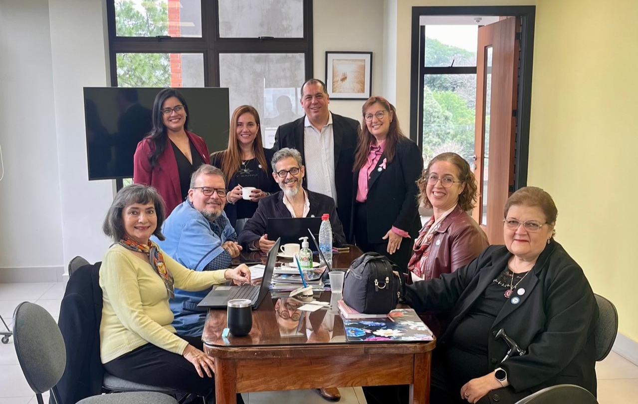 La Dra. Margarita Brizuela (miembro del Comité Organizador delECCS y jurado del Concurso de Casos Clínicos del ECCS), el Dr. Juan Pablo Servín (Especialista en Ginecología y Obstetricia y disertante en el seminario “Abordaje Precoz del Cáncer de Cuello Uterino”), la Dra. Andrea Ferreira (miembro del Comité Organizador del ECCS y Coordinadora de Extensión Universitaria de la Carrera de Medicina de la UCMB), la Dra. Miriam Riveros (disertante del seminario “Cuidados Paliativos en Enfermedades Oncológicas y No Oncológicas”), el Dr. Hugo Boggino (centro y sentado, Especialista en Anatomía Patológica y Hematología Patológica, disertante del seminario “Manejo Integral de los Síndromes Mielodisplásicos: Del Diagnóstico Patológico a las Terapias Dirigidas”), Dr. Víctor Salinas (centro y de pie, Especialista en Medicina Interna y en Hematología, disertante del seminario “Manejo Integral de los Síndromes Mielodisplásicos: Del Diagnóstico Patológico a las Terapias Dirigidas”), la Dra. Sandra Ocampos (Presidente actual de la Sociedad Paraguaya de Educación en Ciencias de la Salud, miembro del Comité Organizador del ECCS y Directora Académica de la Carrera de Medicina de la Universidad Centro Médico Bautista), la Dra. Rosa Guillén (PhD en Bioquímica y Biología Molecular, Investigador Activo de CONACYT nivel 2, miembro del Comité Organizador y disertante del seminario “Desarrollo Profesional Científico en Paraguay”) y la Dra. Antonia Millot (miembro del Comité Organizador y Directora Académica de la Carrera de Psicología de la Universidad Centro Médico Bautista)