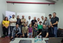 La ciencia importa y la comunidad sostiene el periodismo independiente: sumate a Ciencia del Sur 2026 Miembros de la Comunidad Ciencia del Sur en un taller de astronomía.