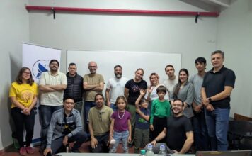 La ciencia importa y la comunidad sostiene el periodismo independiente: sumate a Ciencia del Sur 2026 Miembros de la Comunidad Ciencia del Sur en un taller de astronomía.