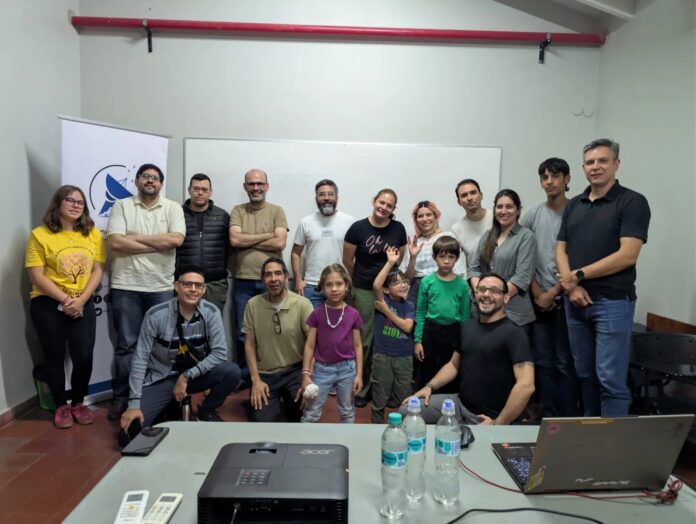 Miembros de la Comunidad Ciencia del Sur en un taller de astronomía.