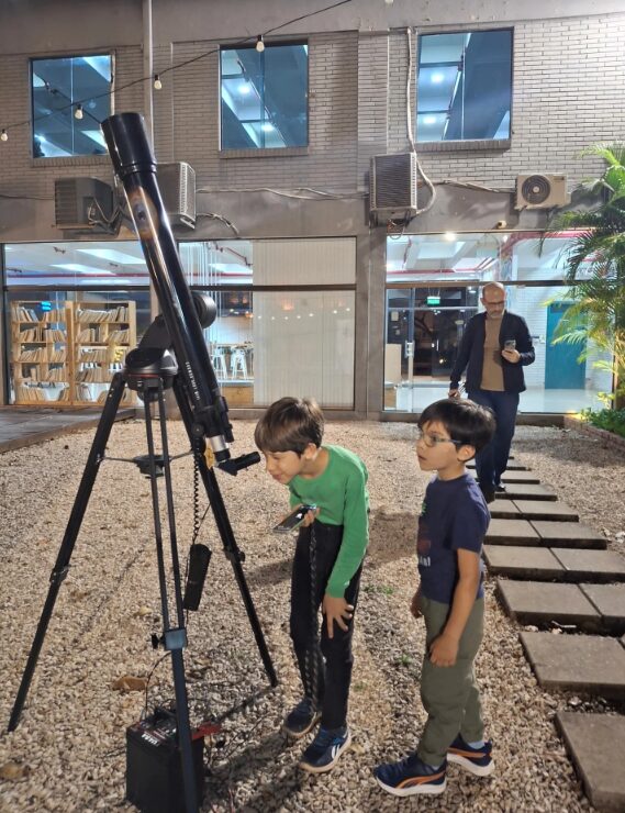 Niños de Ciencia del Sur observando el cielo con un telescopio.