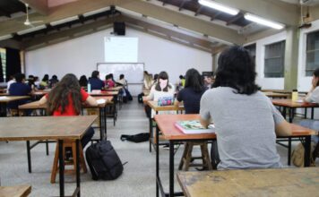 La inteligencia artificial reconfigura la experiencia universitaria en Paraguay Vista del fondo de una clase de la Universidad Nacional de Asunción. Inteligencia artificial universidad paraguay