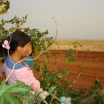 Habitar en medio de los agroquímicos en el Paraguay Una mujer con una niña en medio de una plantación en el interior del Paraguay